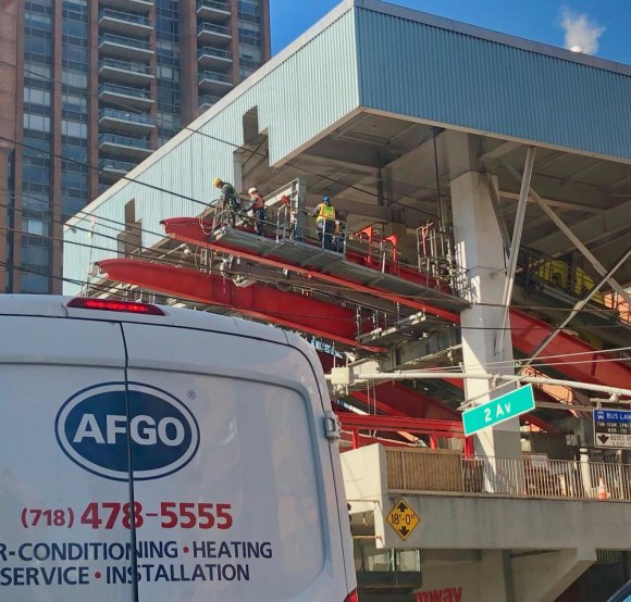 What went wrong? What's going right? A Tram Update On a chilly Tuesday morning, Leitner-Poma was at work on the Manhattan Tram Plaza.